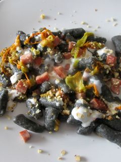 Foto di Gnocchi neri con fiori di zucca cotto noci e stracchino
