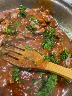 Una foto de Carne con salsa y cilantro