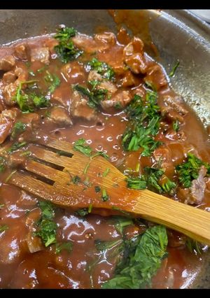 Una foto de Carne con salsa y cilantro