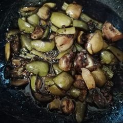 A picture of Khatta meetha kachcha aam.