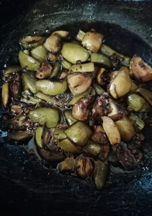 A picture of Khatta meetha kachcha aam.