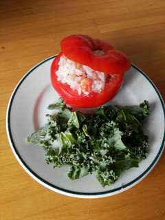 Foto principal de Tomate relleno de ensalada de arroz y bacalao