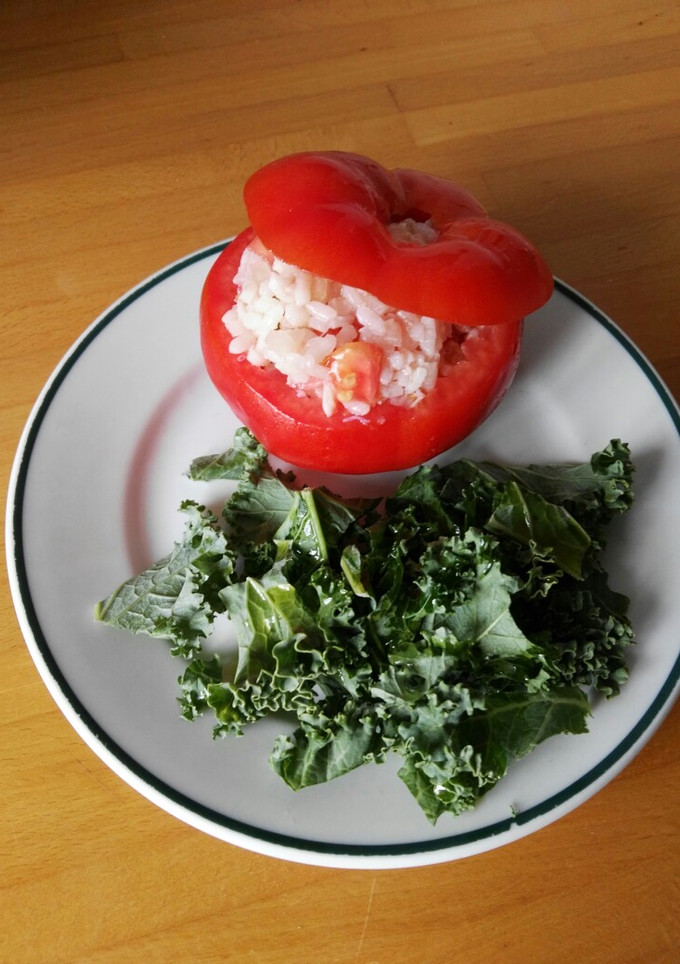 Una foto de Tomate relleno de ensalada de arroz y bacalao