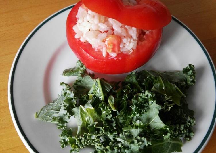 Tomate relleno de ensalada de arroz y bacalao