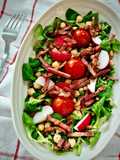 Ensalada de canónigos y garbanzos con bacon trufado