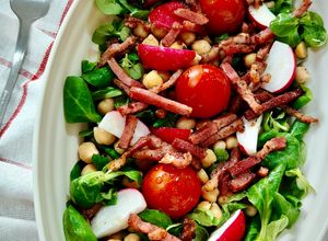 Una foto de Ensalada de canónigos y garbanzos con bacon trufado