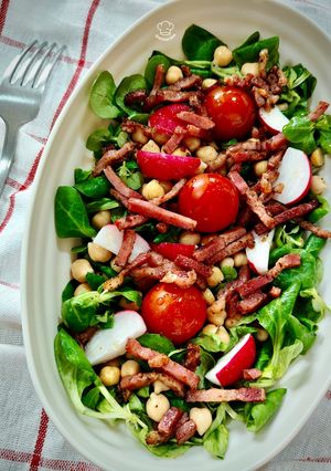 Una foto de Ensalada de canónigos y garbanzos con bacon trufado