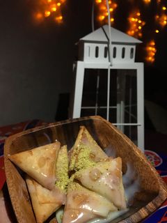 صورة لوصفة حلى مثلثات الجبن والتمر بالسويتز 🌙🌿