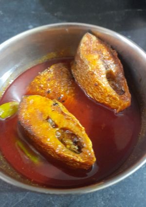ইলিশ মাছের ঝোল (Ilish macher jhol recipe in Bengali) রেসিপির প্রধান ছবি