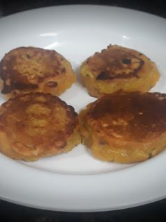 शॅलो फ्राईड बटाटे वडे (Shallow Fried Batate Vade Recipe In Marathi) रेसिपी चे मुख्य फोटो 