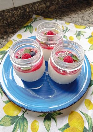 Una foto de Panna cotta vegana de coco y vainilla 🥥