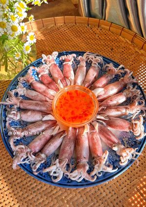 Hình của món Mực Luộc (Hấp) Mắm Gừng.