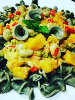 Una foto de Pasta integral de algas con habas, guisantes y calabaza