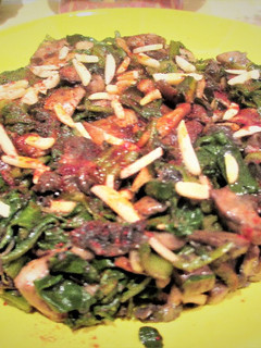Una foto de Champiñones silvestre con acelga y almendras - veggie