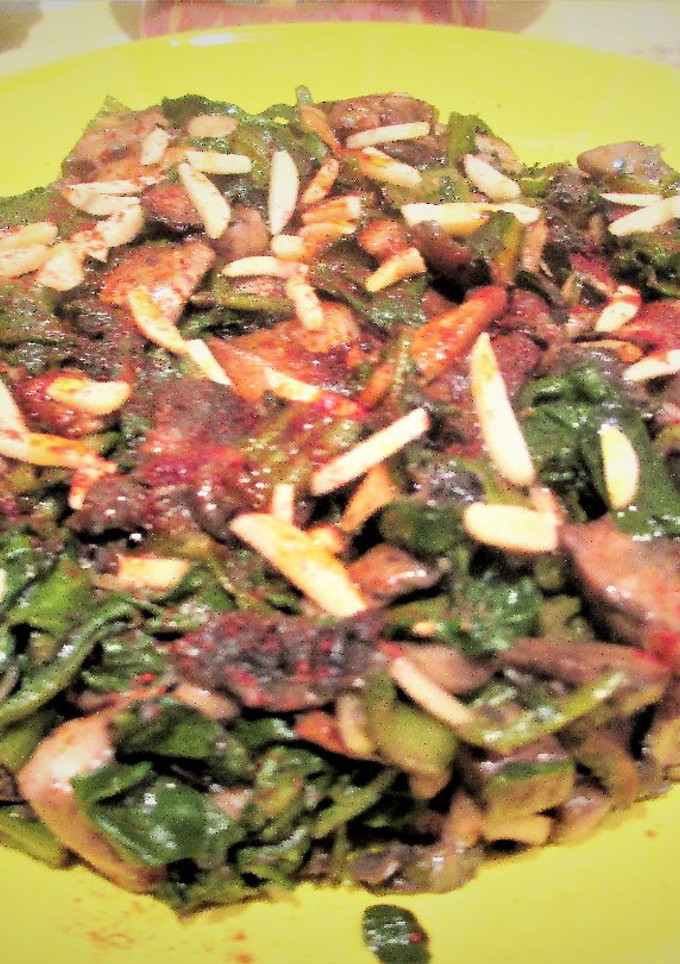 Una foto de Champiñones silvestre con acelga y almendras - veggie