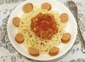 Hình của món Mì Spaghetti sốt thịt bằm và xúc xích.