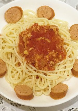 Hình của món Mì Spaghetti sốt thịt bằm và xúc xích.