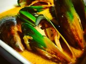 A picture of mussels with white wine