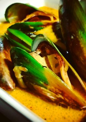 A picture of Mussels in white wine and garlic broth.