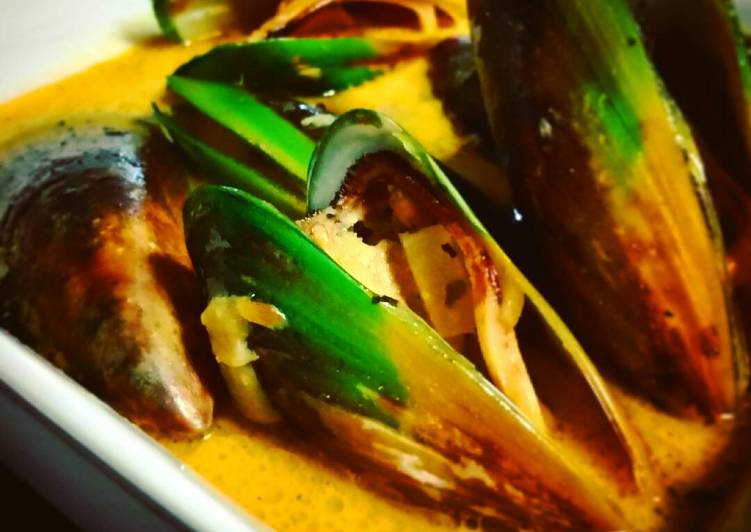 Mussels in white wine and garlic broth
