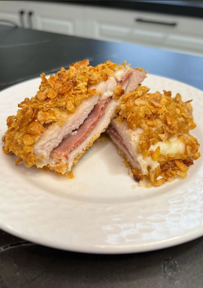 Una foto de Lomito crujiente con jamón y queso