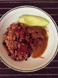 Arroz con frejoles negros y guiso de carne