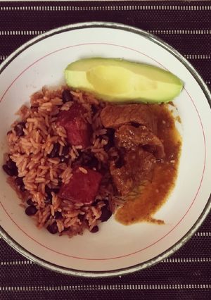 Una foto de Arroz con frejoles negros y guiso de carne