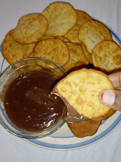 A picture of Milk crackers with chocolate sauce.