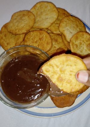 A picture of Milk crackers with chocolate sauce.