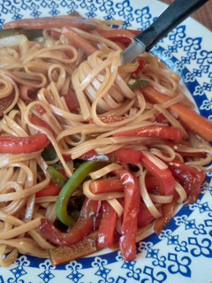 Una foto de Fideos de arroz con verduras
