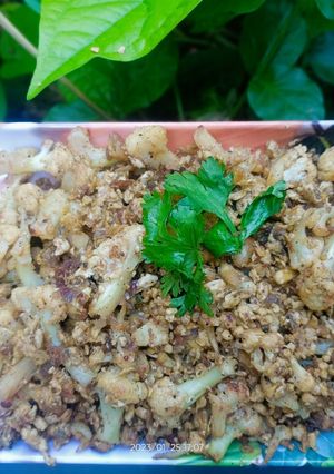 காலிபிளவர் எக் பெப்பர் ஃப்ரை(cauliflower egg pepper fry recipe in tamil) செய்முறை முக்கிய புகைப்படம்