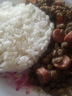 Una foto de Lentejas con salchicha ranchera