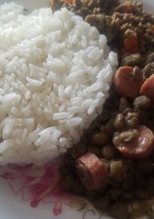 Una foto de Lentejas con salchicha ranchera
