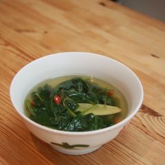 A picture of Chinese Spinach Soup 红苋菜汤.
