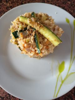 Una foto de Ensalada de arroz con pollo oriental