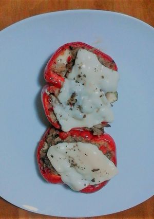 Una foto de Morrones con relleno de atún