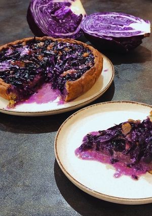 Foto di Torta salata di farina di ceci e grano saraceno con gorgonzola e cavolo cappuccio rosso