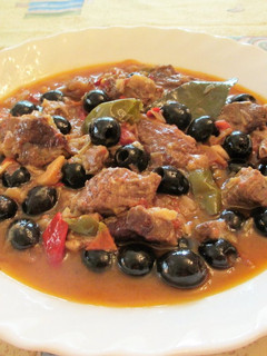 Una foto de Estofado de carne de ternera con olivas negrasa tres pimientos