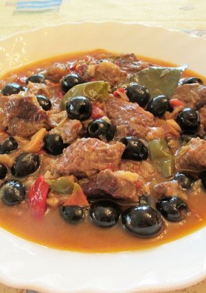 Foto principal de Estofado de carne de ternera con olivas negrasa tres pimientos
