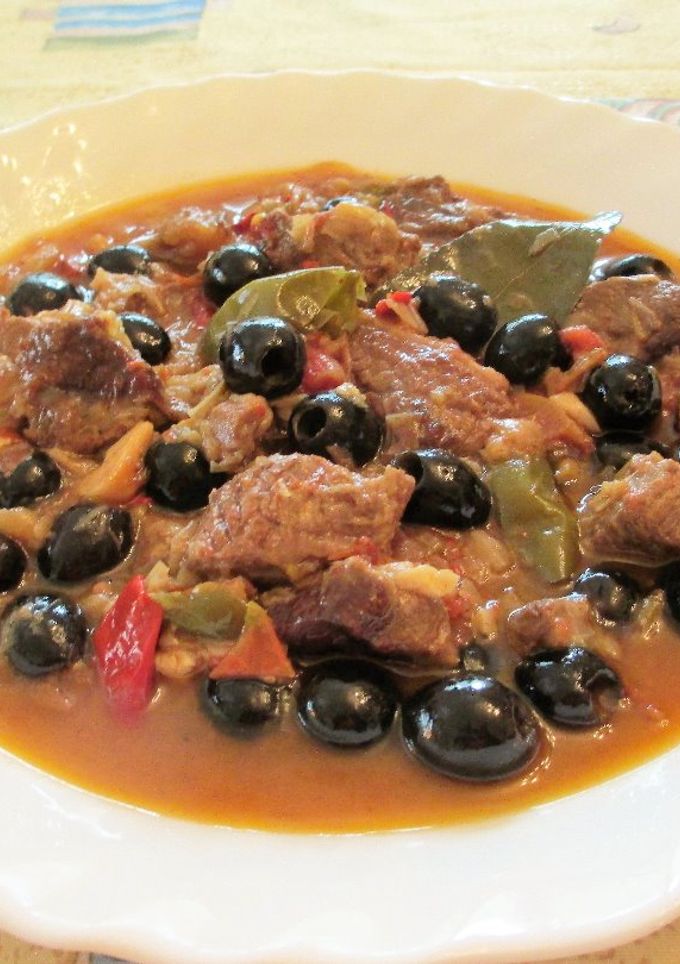 Una foto de Estofado de carne de ternera con olivas negrasa tres pimientos