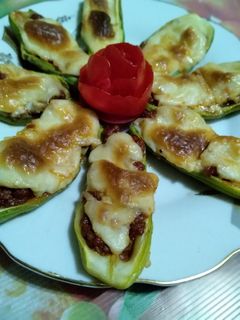 صورة لوصفة قوارب الكوسة بحشوة اللحمة المفرومة وصوص البشاميل 😋💓