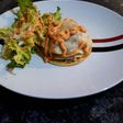 Mil hojas de salmón con verduras y semillas