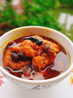 A picture of Fish egg fritters in tamarind chutney.
