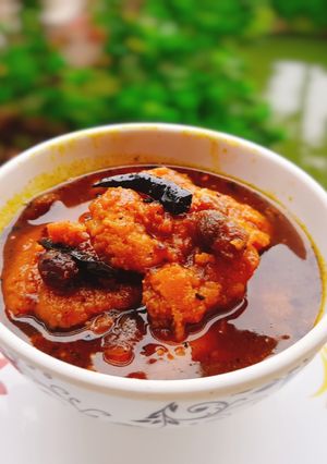 A picture of Fish egg fritters in tamarind chutney.