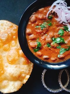 சோளே பட்டூரா (chole batura Recipe in Tamil) செய்முறை முக்கிய புகைப்படம்