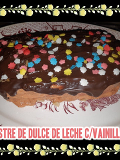 Una foto de Postre de Dulce Leche con Vainillas 🌸🥰