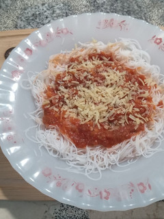 Una foto de FIDEOS DE ARROZ con SALSA de TOMATE 🍅
