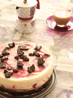 Una foto de Pastel de queso crema, oreo y cerezas