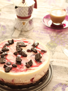 Una foto de Pastel de queso crema, oreo y cerezas