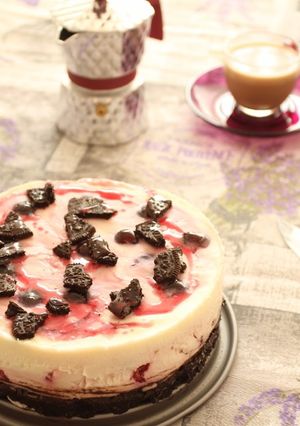 Una foto de Pastel de queso crema, oreo y cerezas